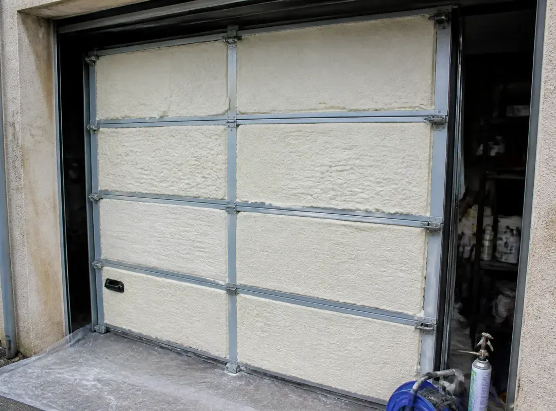 Porte de garage avec mousse pour isoler une porte de garage efficacement et économiquement