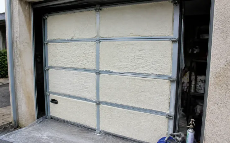 Porte de garage avec mousse pour isoler une porte de garage efficacement et économiquement
